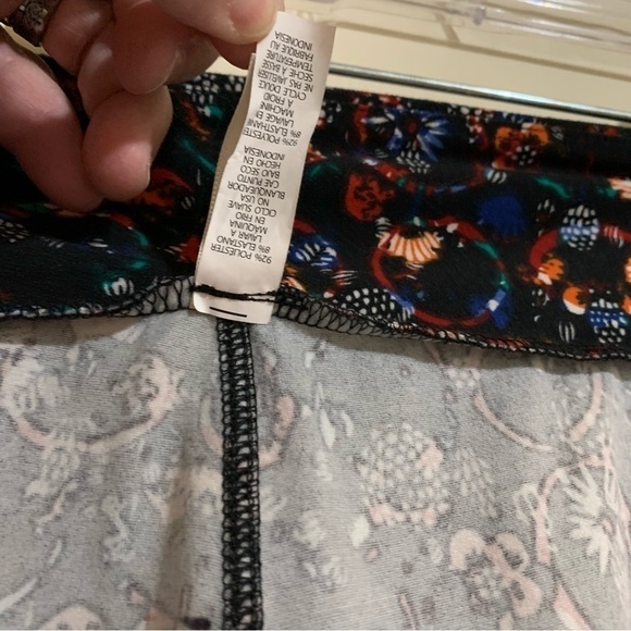LulaRoe Soft Festive/Floral print leggings. One Size - Picture 10 of 14